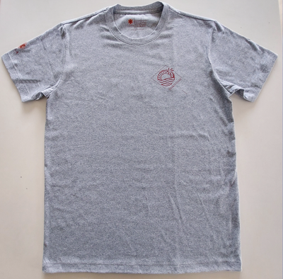 Camiseta manga corta color gris, hecha con material PET reciclado, con estampado de ilustración en lineas rojas del archipiélago de San Andrés