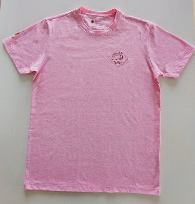 Camiseta manga corta color rosa, hecha con material PET reciclado, con estampado de ilustración en lineas rojas del archipiélago de San Andrés